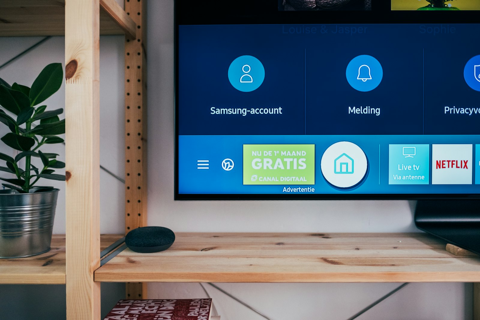 Ordinateur portable lisant un flux IPTV sur un canapé