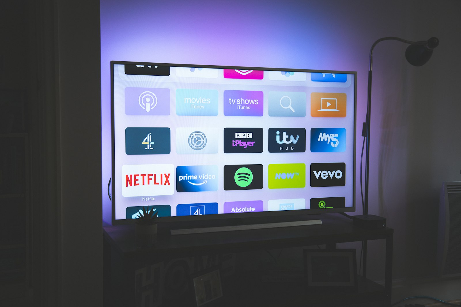 Smart TV moderne diffusant une application IPTV en salon