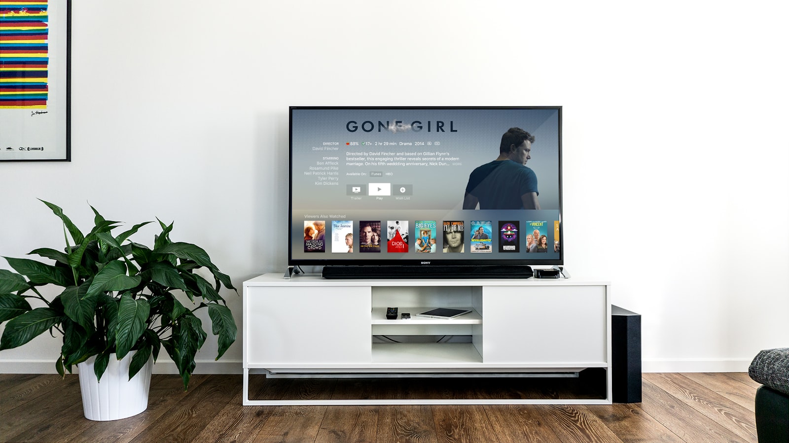 Salon lumineux avec téléviseur affichant une interface IPTV
